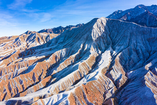 高山沟壑残雪