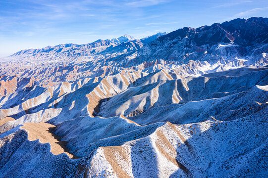 航拍山腰丘陵地带雪景