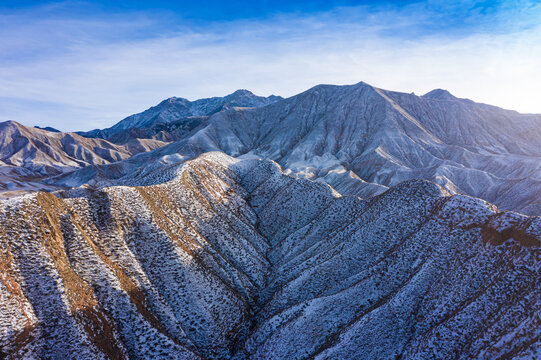 冬季山岭雪景