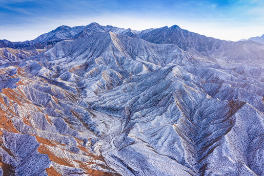 航拍雪山沟壑