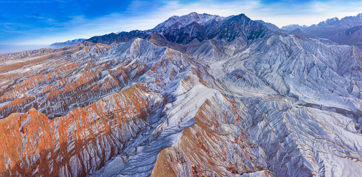 冬季傍晚高山沟壑雪景