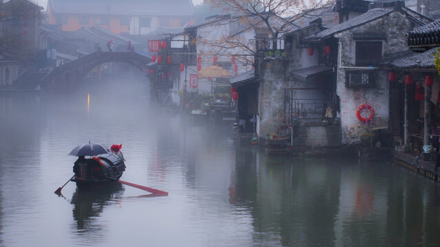 绍兴安昌古镇雨天乌篷船