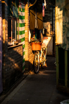 巷子里的自行车