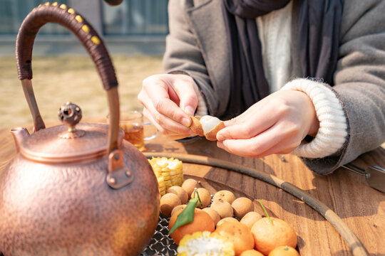 围炉煮茶剥桂圆