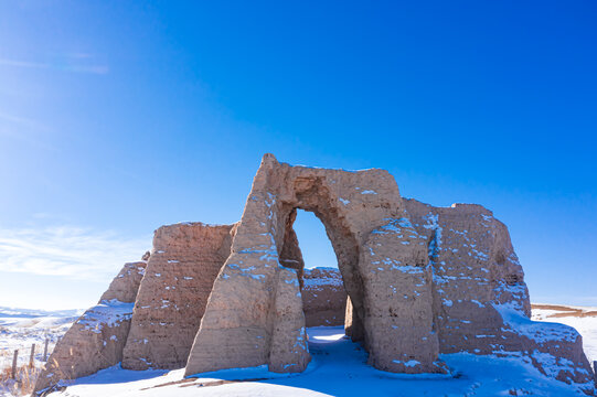 甘肃金塔茨湾营城堡遗址雪景