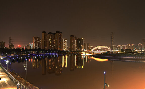 江边城市夜景江景房