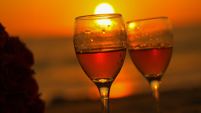 夕阳下的红酒杯