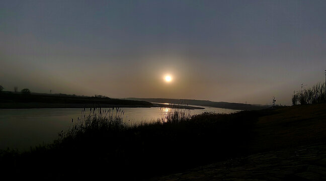 泾渭湿地夕阳