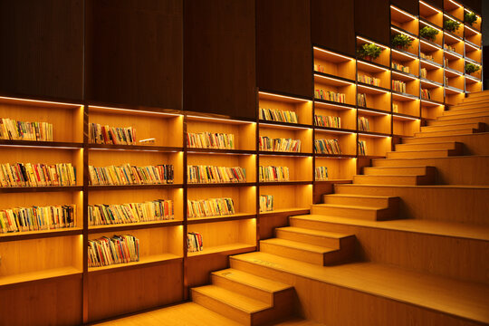 阶梯图书架