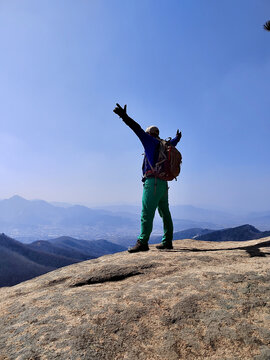 张开双臂的登山人