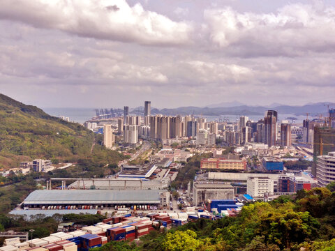 山间远望城市风光