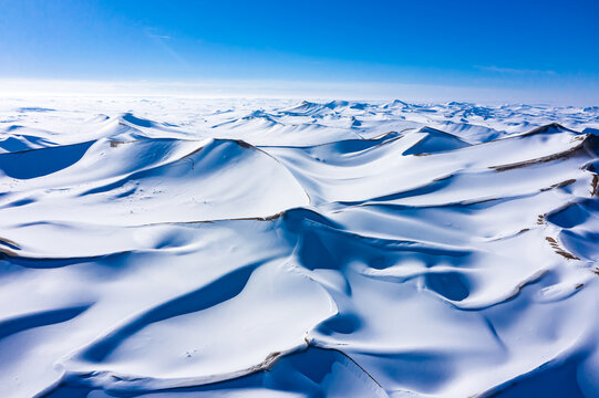 航拍巴丹吉林沙漠雪景