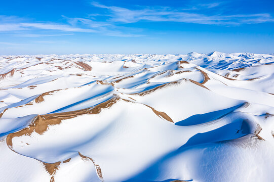 航拍巴丹吉林沙漠雪景