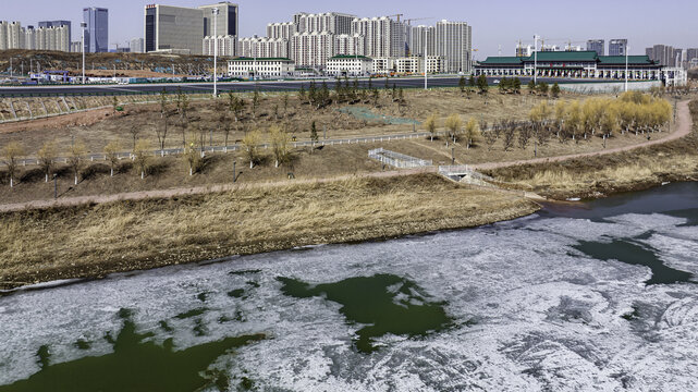 冰雪融化的长春伊通河畔景观