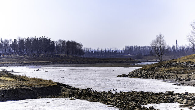 冰雪融化的长春伊通河畔景观