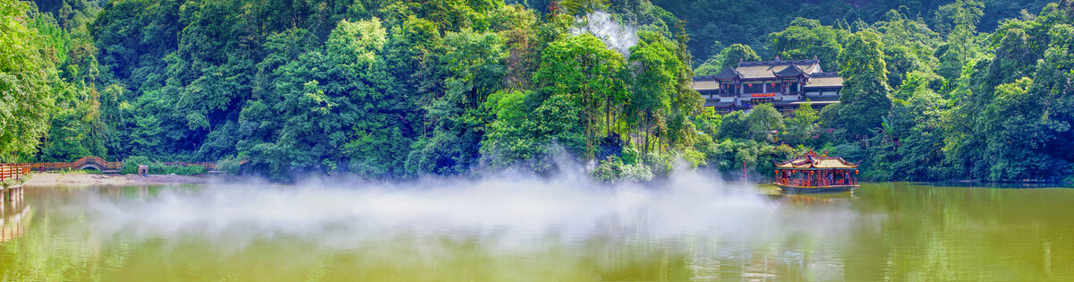 青城山月沉湖全景图