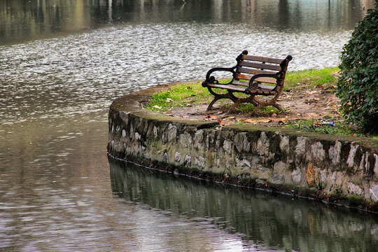 公园湖边长椅