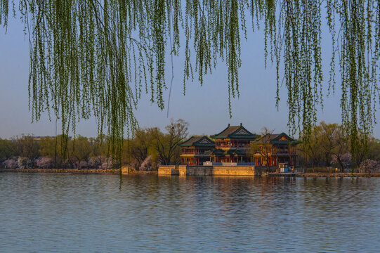 北京颐和园西堤景明楼春色