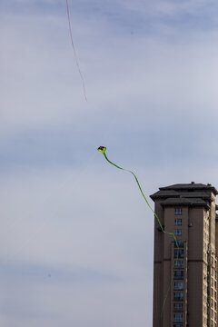 风筝在在住宅楼上空飞翔
