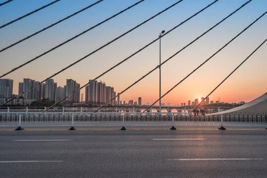 夕阳下中国抚顺的浑河大桥