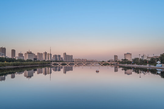 夕阳下中国抚顺的浑河大桥