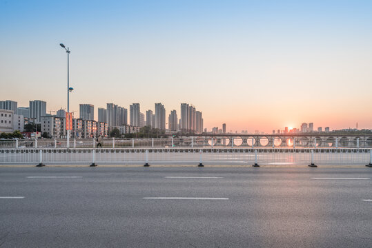 夕阳下中国抚顺的浑河大桥