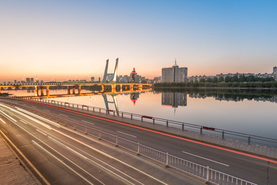 夕阳下中国抚顺的浑河大桥