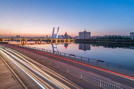 夕阳下中国辽宁抚顺的浑河大桥