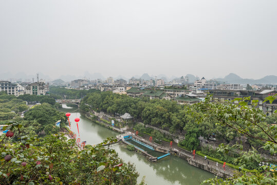 烟雨中的中国桂林城市风景