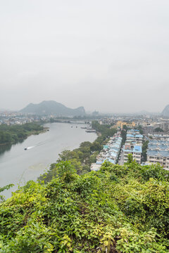 烟雨中的中国桂林城市风景