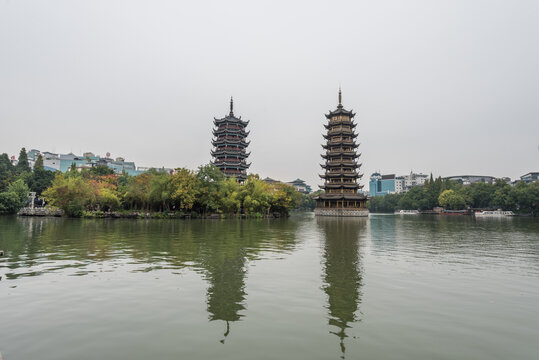 桂林雨中的两江四湖双塔