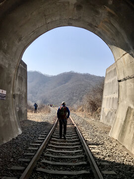 走出铁路隧道