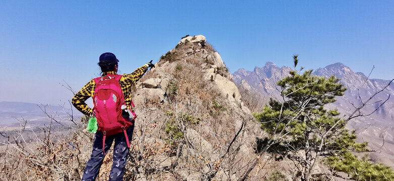 指点山峰的女人