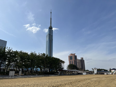 高塔海边沙滩