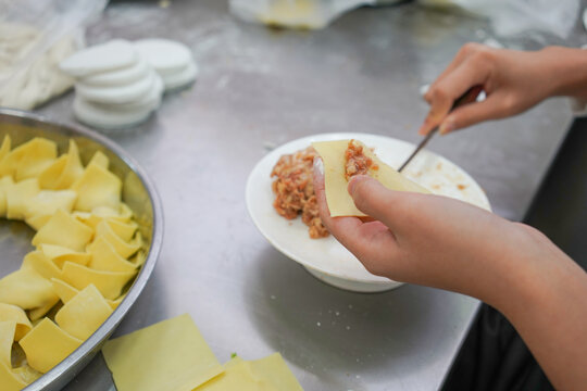 现包鲜肉馄饨