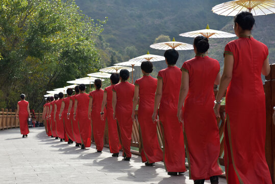 穿红旗袍的女人队伍