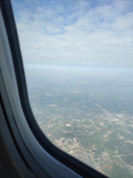 在飞机的窗户向下看到的陆地