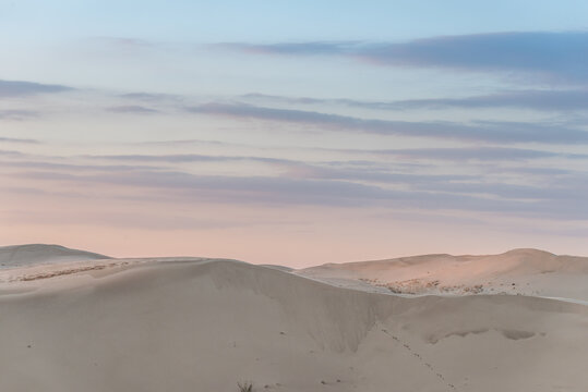 中国内蒙古夕阳下的沙漠