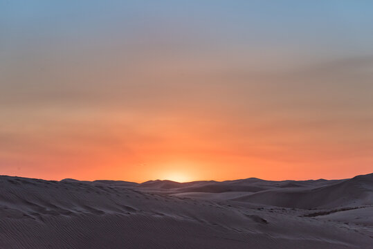 中国内蒙古夕阳下的沙漠