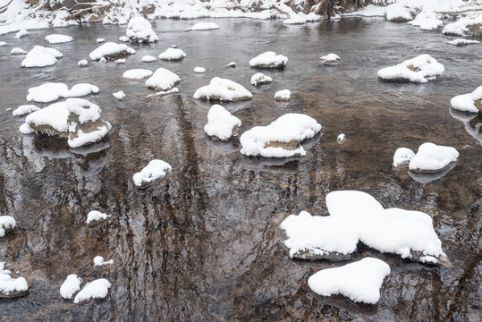 冬季长白山的雪地树林冰河