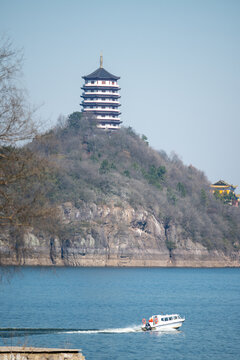 万佛湖水面游船与远处的龙河塔