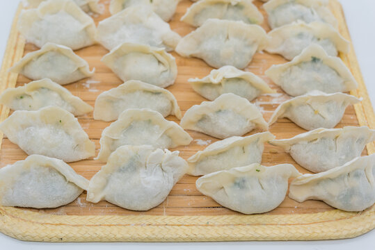 刚刚包好的生饺子特写