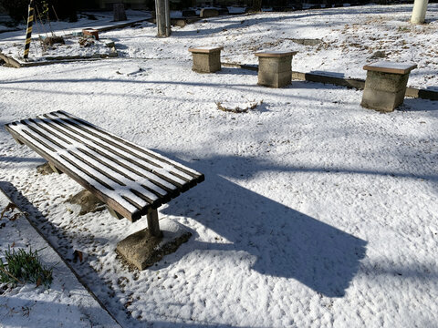 雪地上的长凳