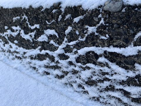 雪景墙壁上的落雪