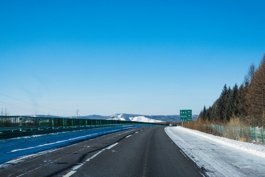 北方冬季高速公路蓝天