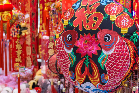 红灯笼中国结对联等春节饰品