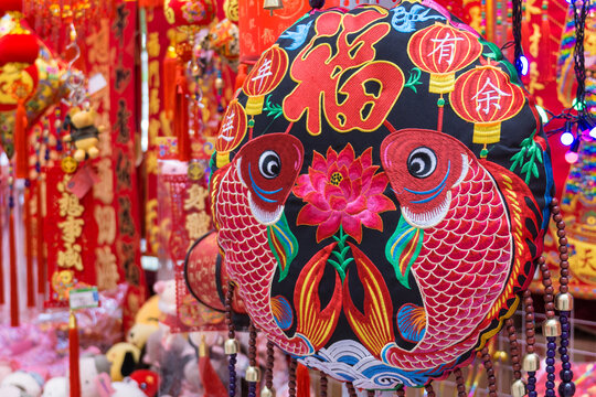 红灯笼中国结对联等春节饰品