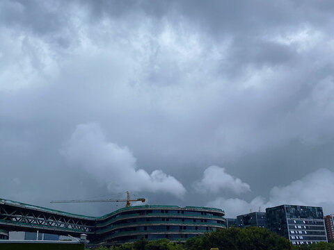 乌云密布天空暴雨前城市建筑