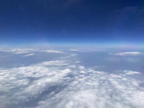 高角度航拍云海天际线