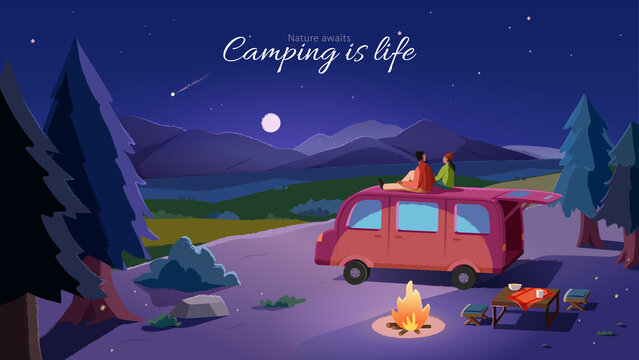 情侣坐在露营车顶上享受唯美星空夜景